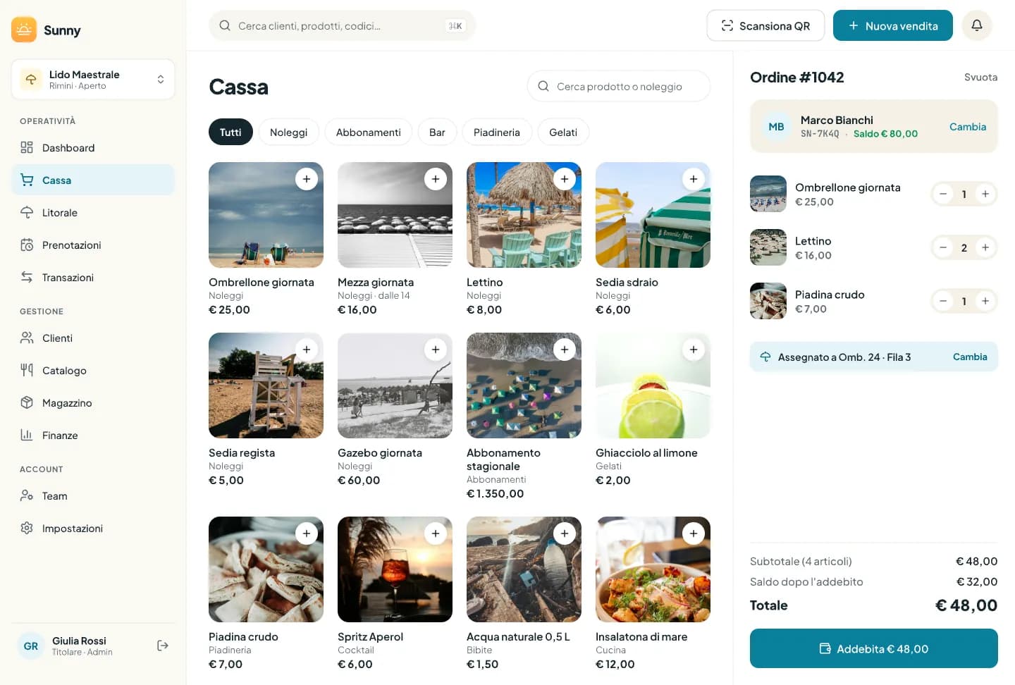 La cassa su desktop: griglia dei prodotti a sinistra con le categorie, carrello a destra con il cliente identificato e il pulsante Addebita