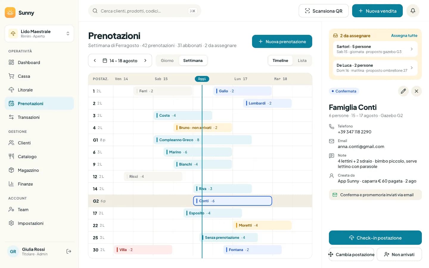 Timeline delle prenotazioni con righe per postazione, barre colorate per stato e pannello di dettaglio a destra