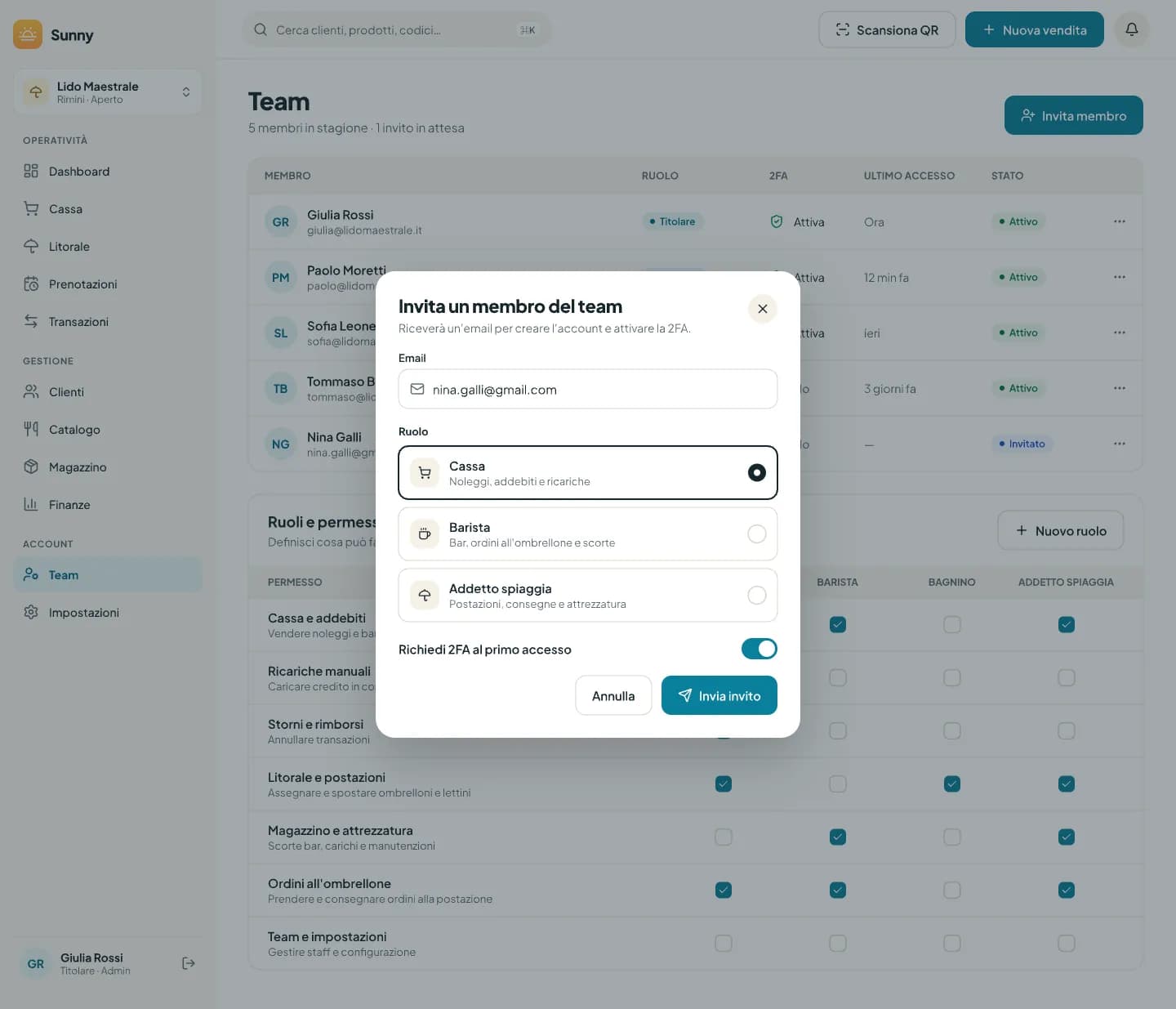 Finestra Invita un membro del team con email, ruolo e interruttore per la 2FA